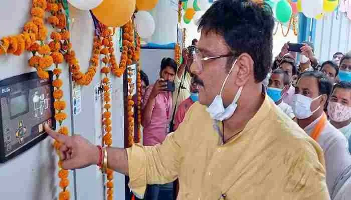 कन्नौज: सांसद ने किया ऑक्सीजन प्लांट का शुभारंभ, कहा- तीसरी लहर से निपटने के लिए…
