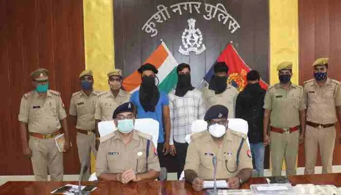 कुशीनगर: पुलिस ने किया स्वर्ण व्यापारी से हुई लूट का खुलासा, जेवरात व नगदी बरामद किया