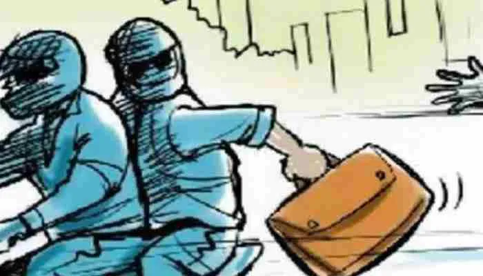 सीतापुर: बदमाशों ने व्यापारी की पिकअप पर फेंका हथगोला, जानें फिर क्या हुआ