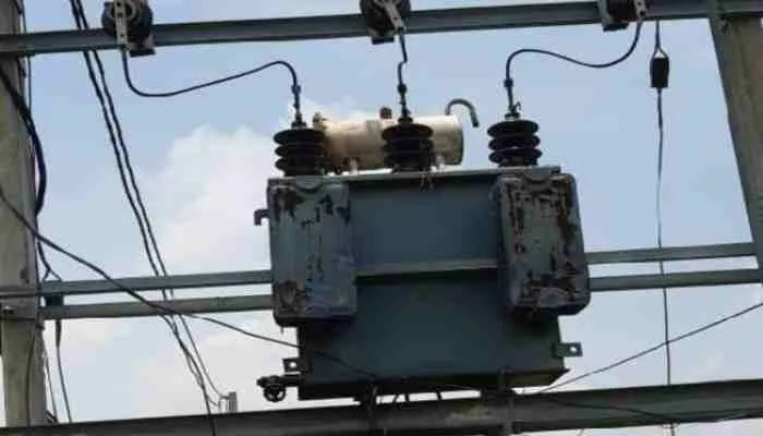 आजमगढ़: नहीं बदला गया ट्रांसफार्मर, चार हजार की आबादी अंधेरे में रहने को विवश