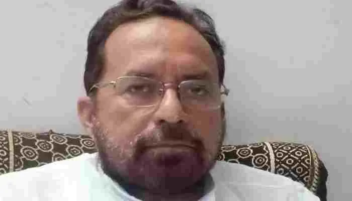 पूर्व विधायक ने बांटी राहत सामग्री, कहा- बलिया की जनता को कटान से निजात चाहिए