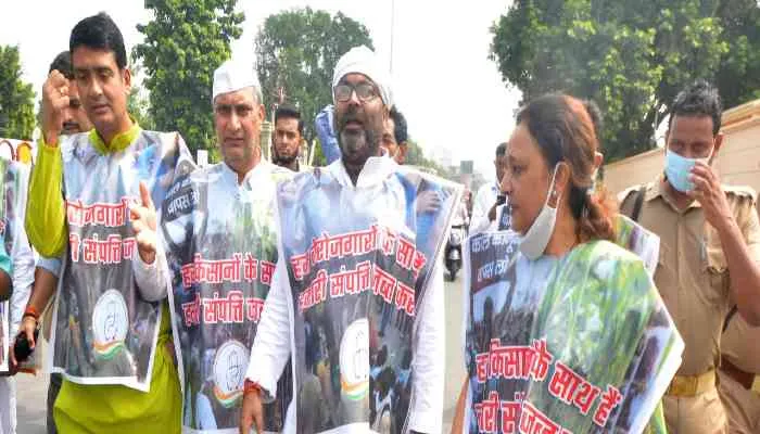 यूपी: विधानमंडल सत्र के दौरान विपक्ष ने काटा हंगामा, कांग्रेस ने किया पैदल मार्च