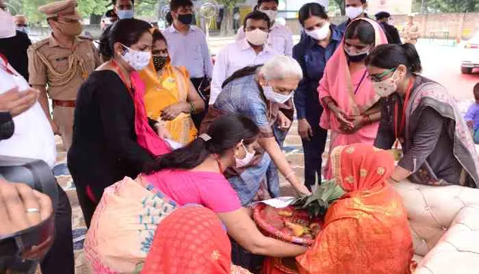 सीतापुर: गर्भवती महिलाओं को पोषण आहार देकर राज्यपाल ने अदा की गोदभराई की रस्म