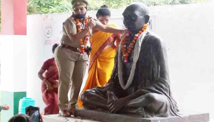 बाराबंकी: महिला थानाध्यक्ष ने जूता पहनकर किया गांधी जी की प्रतिमा पर माल्यार्पण