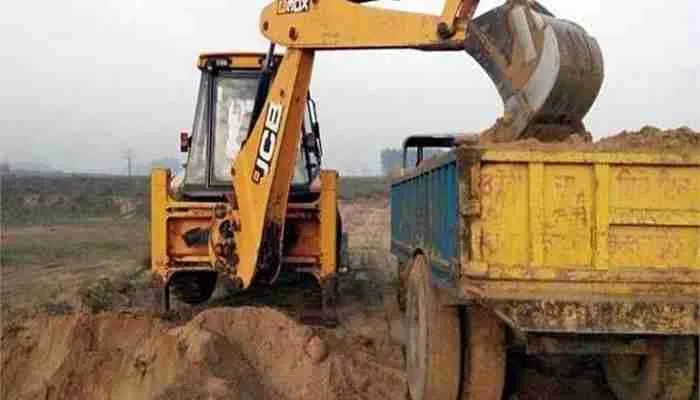 फर्रुखाबाद: खनन पर बड़ी कार्यवाही, 11 ट्रैक्टर ट्राली सीज, 5 के खिलाफ एफआईआर दर्ज