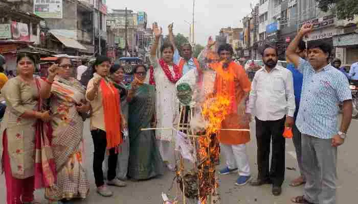अयोध्या: हिंदूवादी संगठनों ने फूंका सपा सांसद का पुतला, दिया था ये विवादित बयान