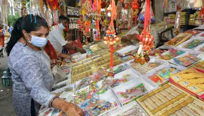 लखनऊ: बाजारों में बढ़ी भीड़ तो खिले व्यापारियों के चेहरे, कारोबार में आई तेजी