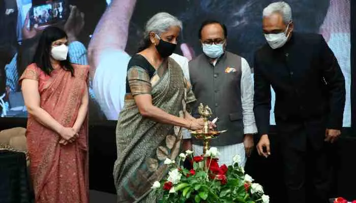 वित्त मंत्री ने की उभरते सितारे फंड की शुरूआत, कहा- यूपी की ओडीओपी योजना देश के लिए…
