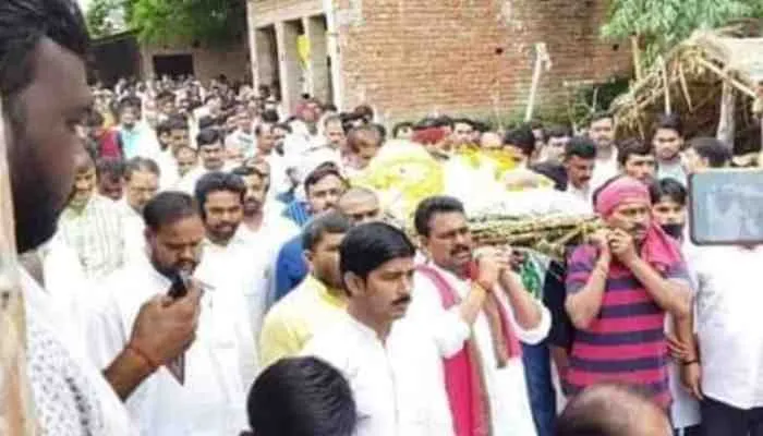 हरदोई: सपा एमएससी के पिता की अंत्येष्टि में उमड़ा जनसैलाब, नमों आखों से दी अंतिम विदाई