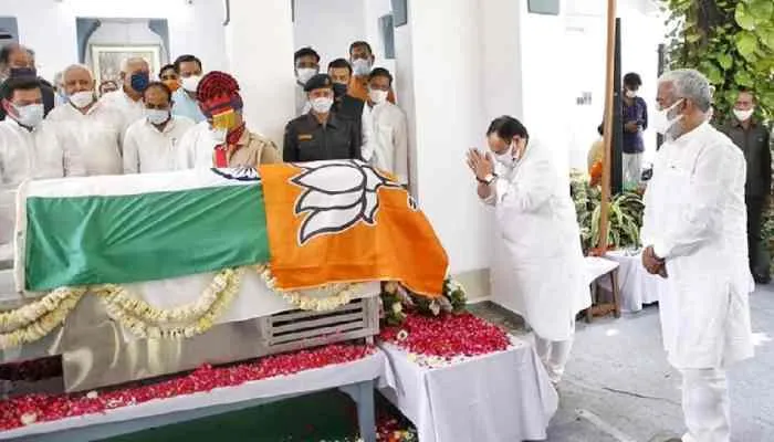 लखनऊ: तिरंगे के ऊपर रखा भाजपा का झंडा, विपक्ष ने साधा निशाना, जानें क्या है मामला