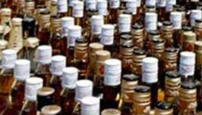 उन्नाव: फिर जोर पकड़ा मिलावटी शराब का करोबार, पुलिस ने किया सेल्समैन को गिरफ्तार