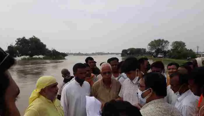 गोरखपुर: बाढ़ ग्रस्त क्षेत्रों का डीएम ने किया दौरा, अधिकारियों पर हुए आगबबूला