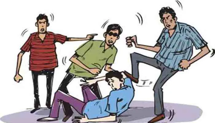 बांदा: बहन के साथ छेड़खानी का भाई ने किया विरोध, शोहदों पीटा, वीडियो वायरल