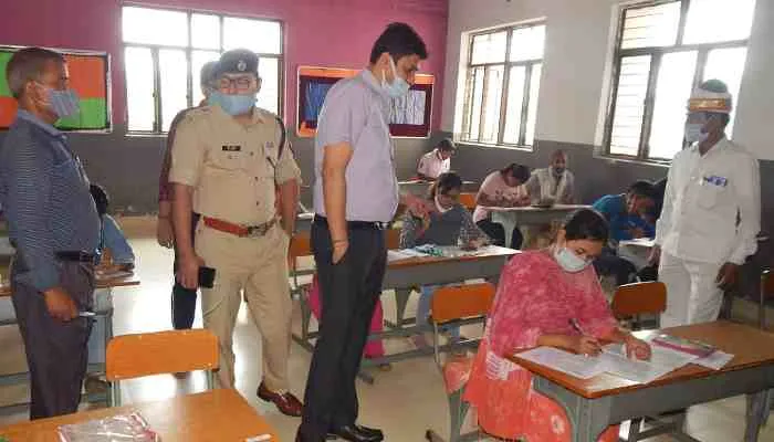 हरदोई: सीसीटीवी की निगरानी में हुई पीईटी परीक्षा, डीएम ने किया औचक निरीक्षण