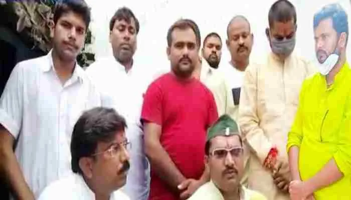 गोरखपुर: मृतक काजल के घर पहुंचे राजन सिंह, कहा- कातिलों के घर पर चले…