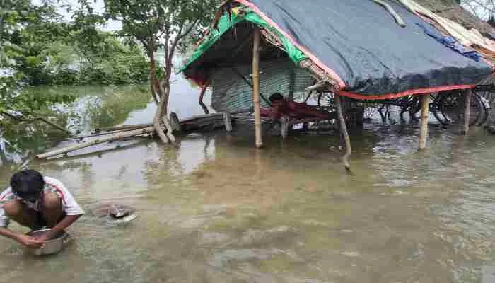 सीतापुर: बढ़ा सरयू नदी का जल स्तर, ग्रामीणों ने ली मचान पर शरण