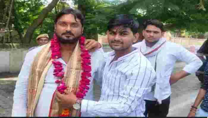 इटावा: एसपी सिटी को थप्पड़ मारने वाले की हुई ताजपोशी, बढ़ा सियासी पारा