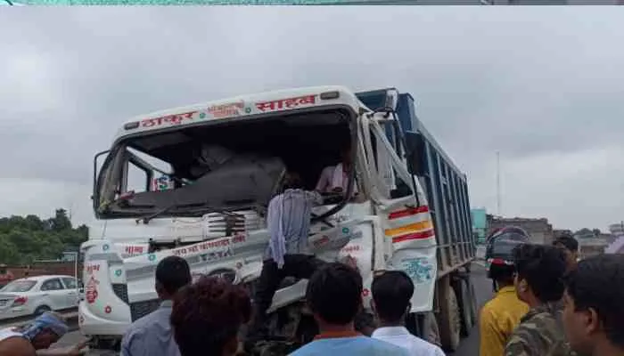 कानपुर: रामादेवी हाईवे पर खड़ी ट्रक में घुसा डंफर, दो मजदूर घायल