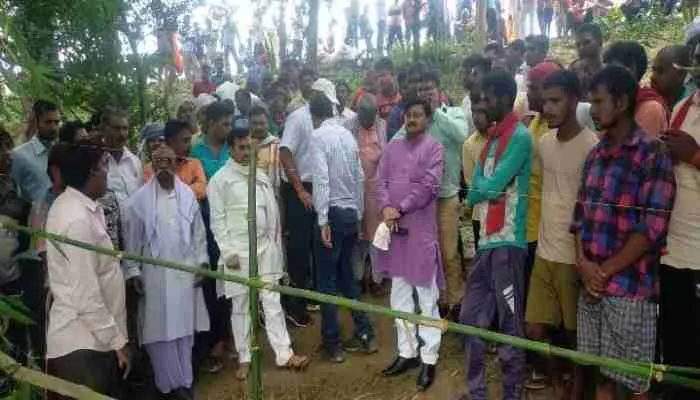 गोरखपुर: मानीराम कुदरिहा बंधे में शुरू हुआ रिसाव, भयभीत ग्रामीणों ने उठाया ये कदम