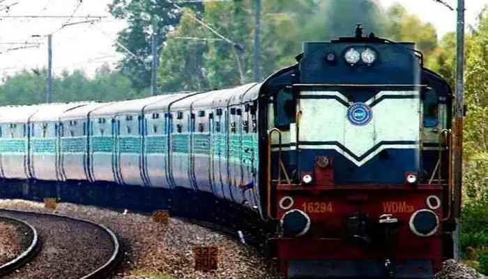 लखनऊ: त्योहारों पर सीटों की मारामारी, सीमित ट्रेन बनी यात्रियों के लिए मुसीबत
