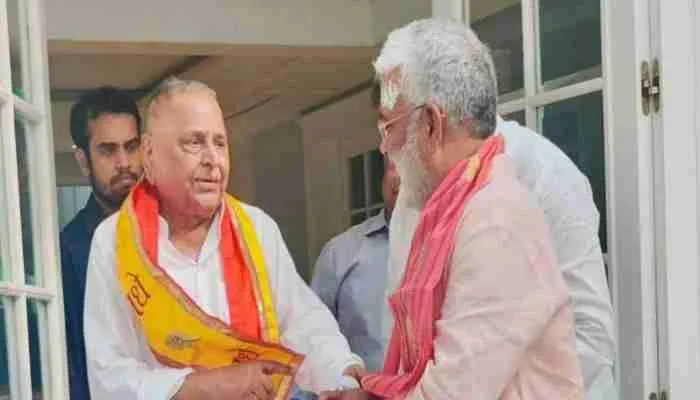 यूपी: मुलायम के घर जाकर स्वतंत्रदेव ने खेला बड़ा दांव, सपा के सामने असमंजस