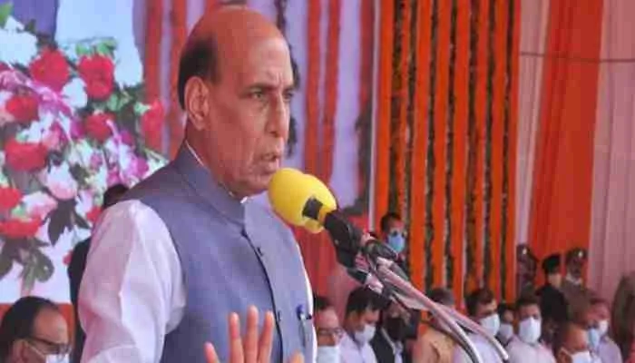 लखनऊ: रक्षामंत्री ने की योगी की तारीफ, कहा- परमात्मा ने अद्भुत जोड़ी बनायी है….