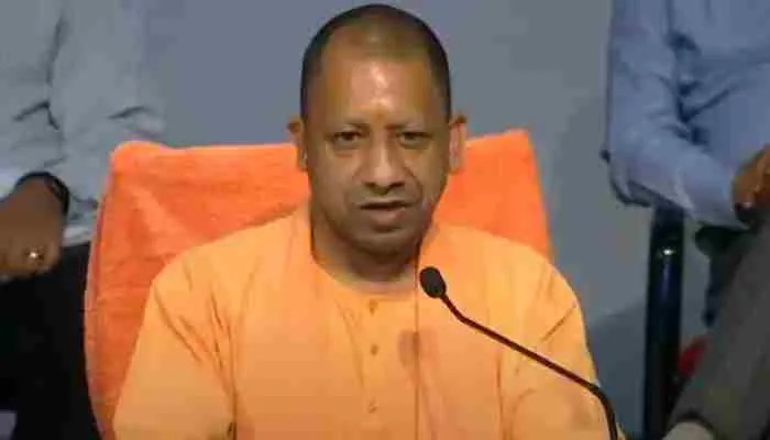 लखनऊ: घायल सिपाही को सीएम ने अपने काफिले की एंबुलेंस से पहुंचाया अस्पताल