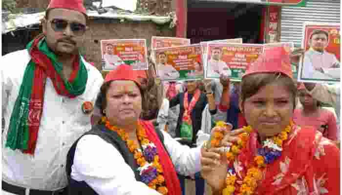 फतेहपुर: सपा नेत्री ने मेधावियों को बांटा साइकिल, कहा- शिक्षा ही जीवन का मूल मंत्र है