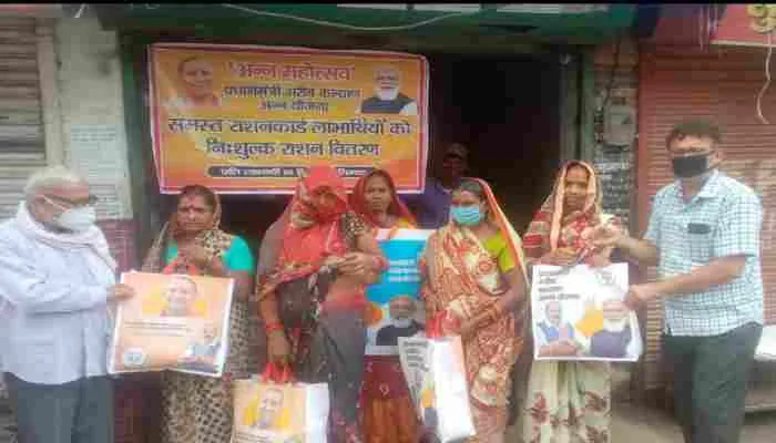 कानपुर: भाजपाइयों ने आंवटित दुकानों पर पहुंच कर कराया राशन वितरण