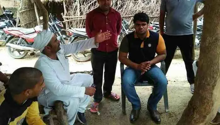 इटावा: सपा नेता कार्तिकेय ने बाढ़ प्रभावित क्षेत्र का किया दौरा, लोगों को दी राहत सामग्री