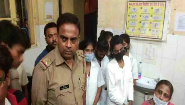 सुल्तानपुर: स्वास्थ्यकर्मियों की लापरवाही से प्रसूता की मौत, परिजनों ने काटा हंगामा
