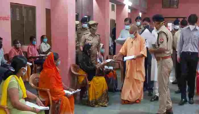 गोरखपुर: महिला की शिकायत पर सीएम योगी हुए सख्त, भू-माफिया पर हुई तत्काल कार्रवाई