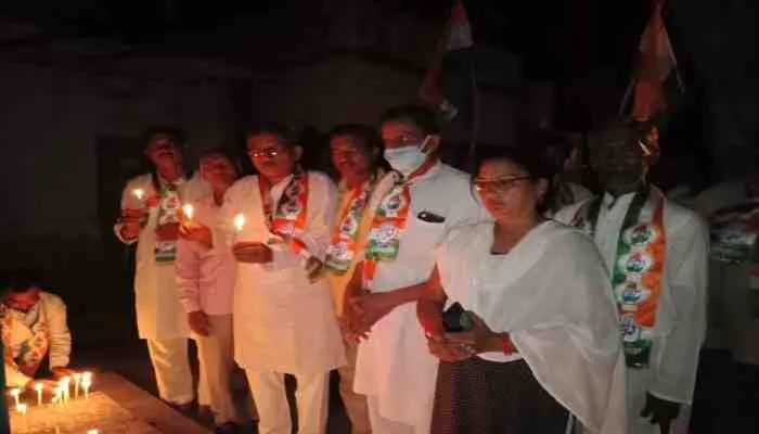 यूपी: दरिंदगी का शिकार हुई बच्ची की आत्मा की शांति के लिए कांग्रेस ने किया कैंडिल मार्च