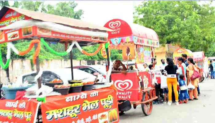 लखनऊ: फुटपाथ व सड़क पर दुकानदारों का अतिक्रमण, यात्रियों का निकलना मुश्किल