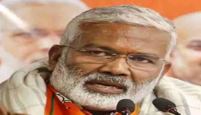 स्वतंत्र देव सिंह ने अखिलेश पर कसा तंज, कहा- साइकिल में खड़े-खड़े जंग लग गई है