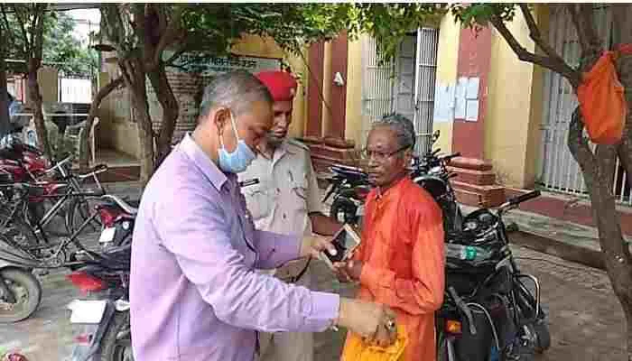 सीतपुर: न्याय न मिलने से आहत बुजुर्ग ने डीएम आफिस के सामने उठाया यह बड़ा कदम