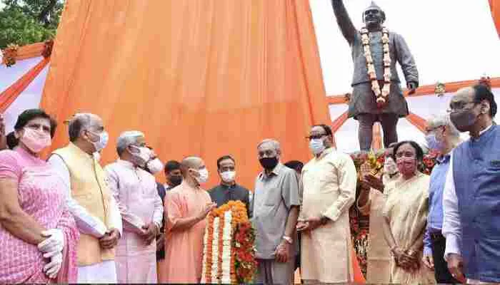 लखनऊ: सीएम योगी ने पूर्व मुख्यमंत्री स्व. हेमवती नंदन की प्रतिमा का किया अनावरण