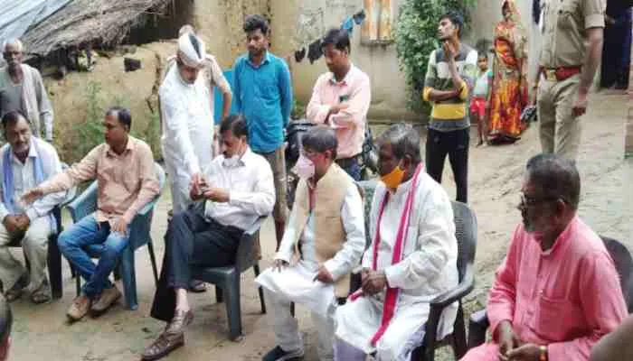 अयोध्या: कुए में गिरने से साले व बहनोई की हुई मौत, विधायक ने परिजनों को बंधाया ढांढस