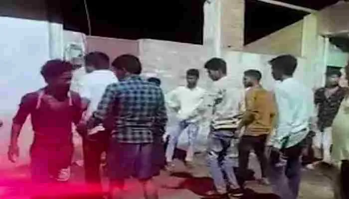 कानपुर: दबंगों ने दो युवकों को बेरहमी से पीटा, वीडियो वायरल होने के बाद जागी पुलिस