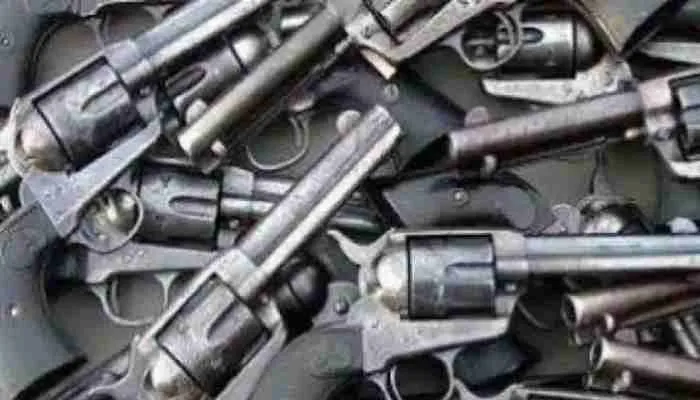 यूपी: मऊ में अवैध असलहा फैक्ट्री का एसटीएफ ने किया भंडाफोड़