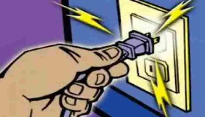 सीतापुर: बोर्ड में प्लग लगाते समय किशोर को लगा करंट, मौत