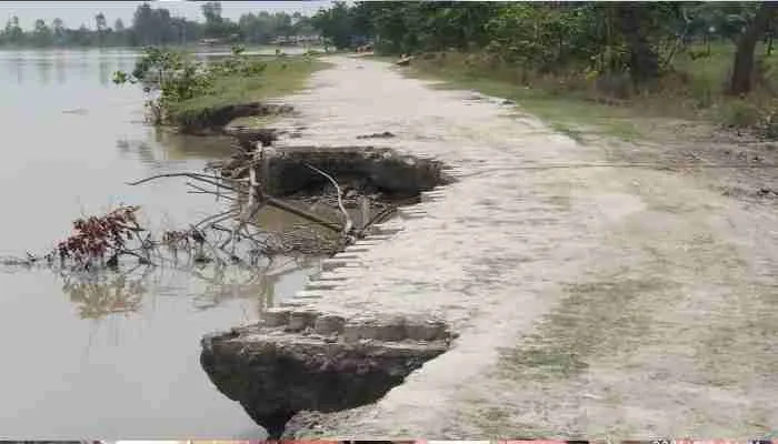 सीतापुर: घाट नदी का जलस्तर, बढ़ा कटान का खतरा, ग्रमीणों में दहशत