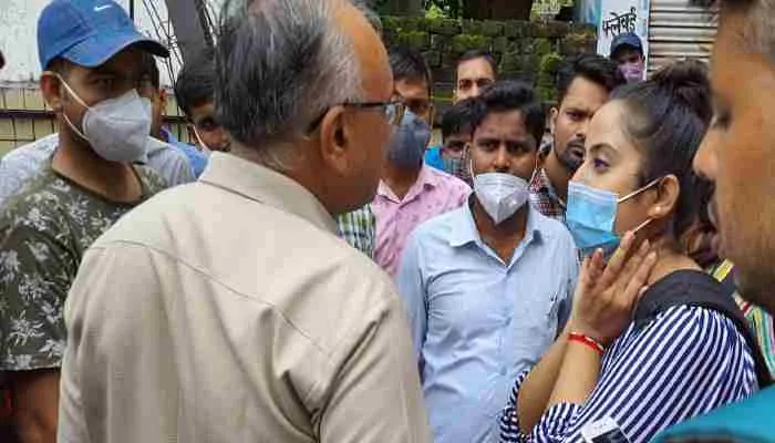 लखनऊ: नियुक्ति पत्र को लेकर कृषि निदेशालय के गेट पर अभ्यर्थियों ने किया प्रदर्शन