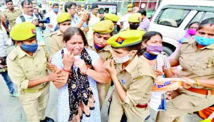 शिक्षक भर्ती मामला: अपनी मांगों को लेकर अभ्यर्थियों ने फिर घेरा मुख्यमंत्री आवास