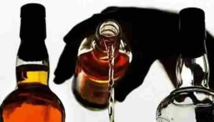 लखनऊ: पान की गुमटी की आड़ में महिला अवैध रूप से बेचती थी शराब, गिरफ्तार