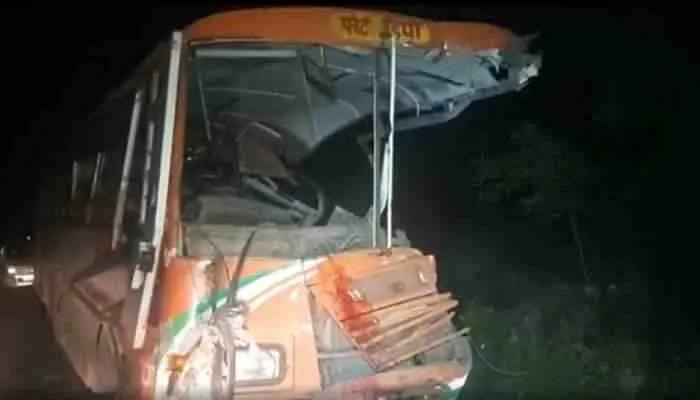 इटावा: हाइवे पर खड़े ट्राला से टकराई रोडवेज बस, 4 यात्रियों की मौत, 25 घायल
