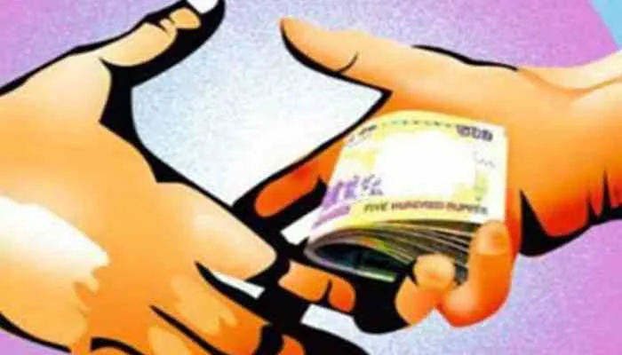 लखनऊ: न्यायालय में तैनात पेशकार पर लगा वसूली का आरोप, शिकायत दर्ज