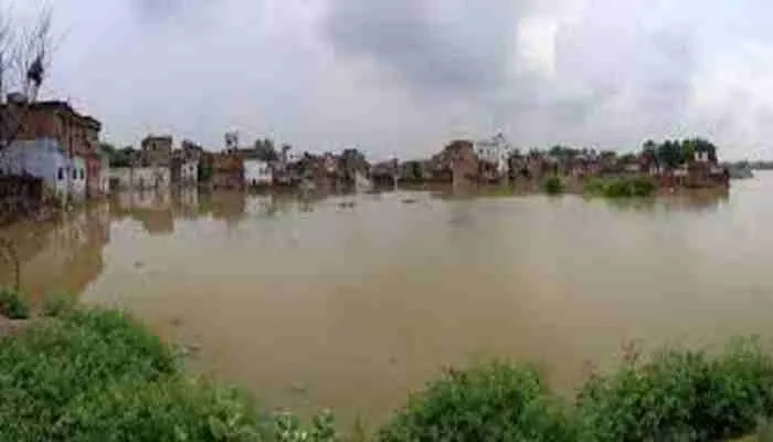 औरैया: बाढ़ में फंसे चार परिवारों को अभी तक नहीं निकाल पाया प्रशासन, संक्रामण का खतरा