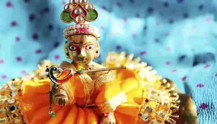 मथुरा: बल्लभ कुल सम्प्रदाय के मन्दिरों में महीने भर से चल रही है जन्माष्टमी की तैयारी