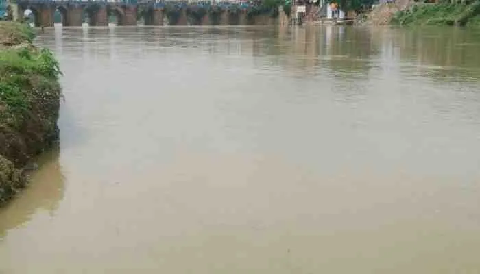 जौनपुर: गोमती नदी का बढ़ा जलस्तर, पहुंचा खतरे के निशान से 14 फीट ऊपर